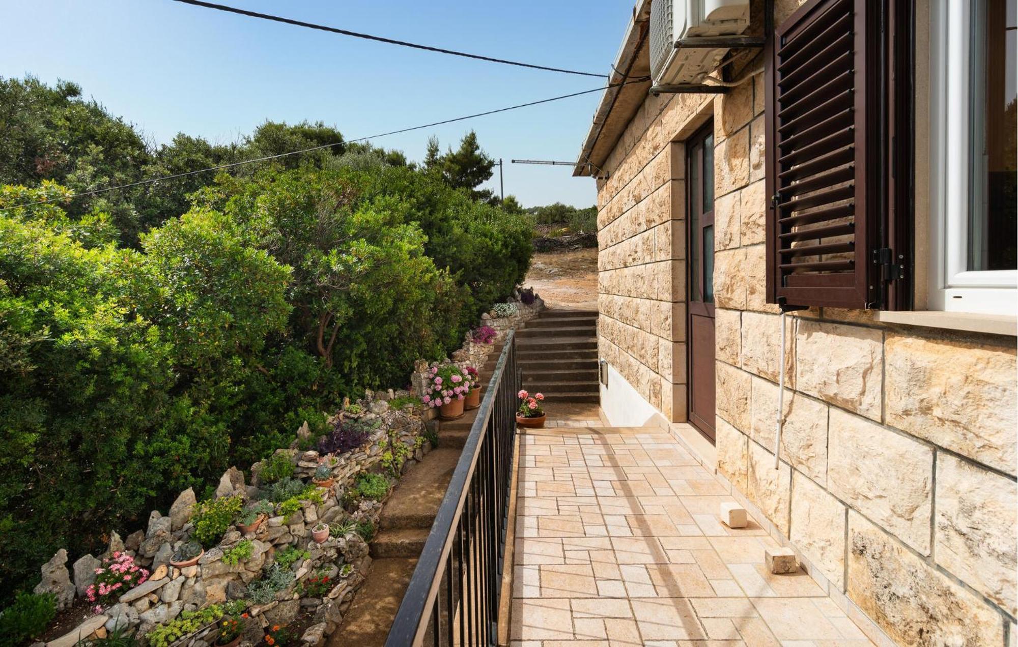 Cozy Apartment In Splitska - Postira With Kitchen Exterior photo