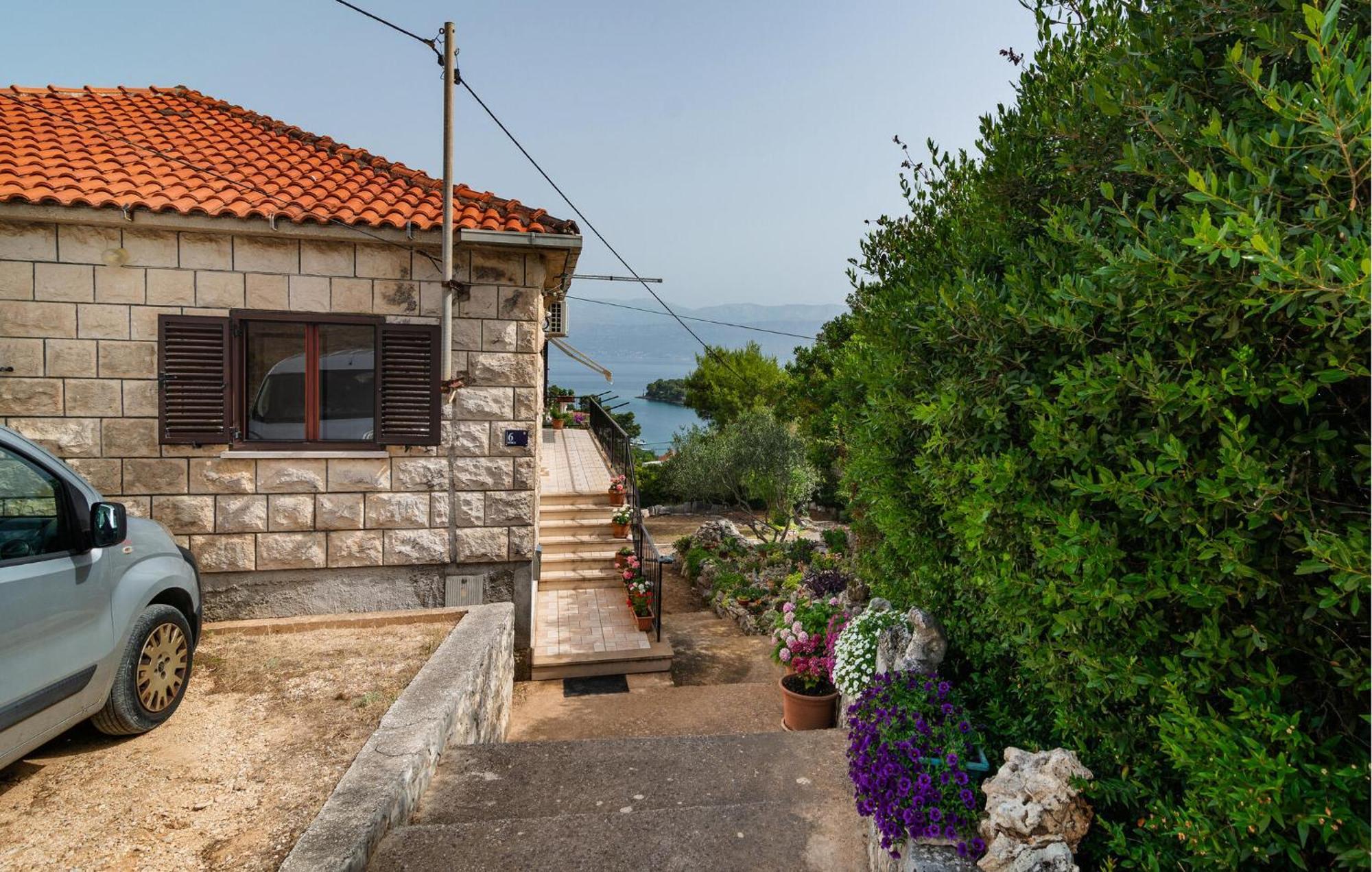 Cozy Apartment In Splitska - Postira With Kitchen Exterior photo